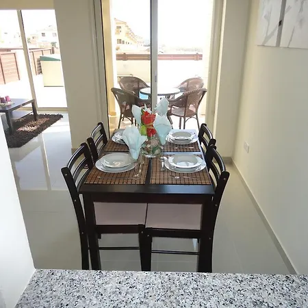 Menelaos Villas * Παραλίμνι
